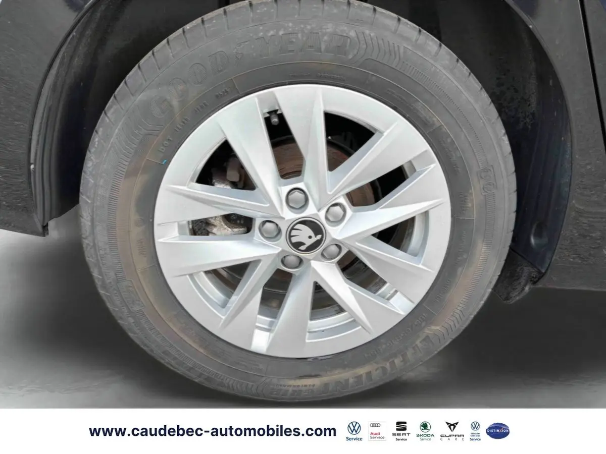 Gros plan sur la jante alliage argent 15'' Rotare d'une Skoda Fabia noire, avec pneu Goodyear visible.