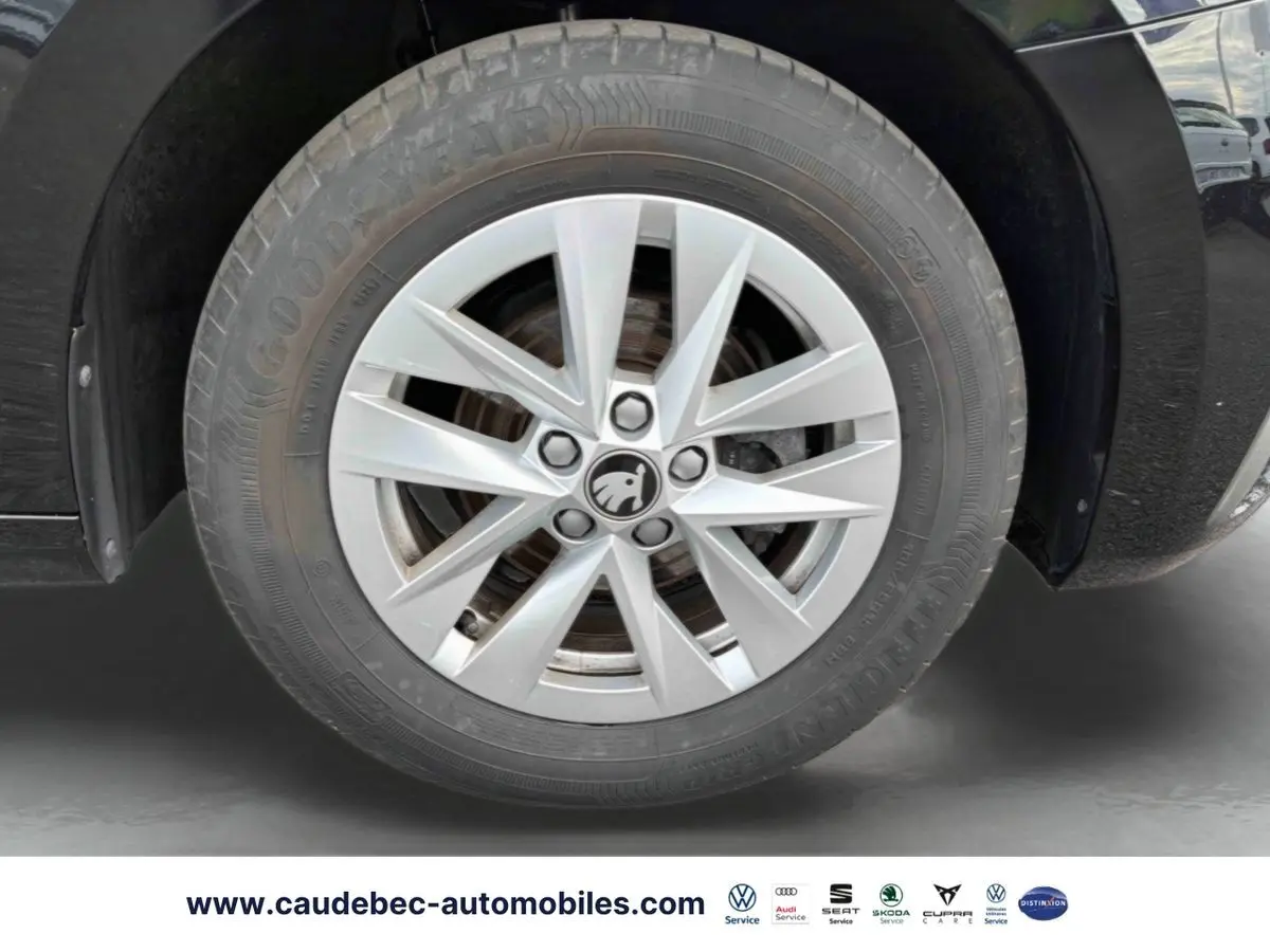 Gros plan sur la jante alliage 15'' argent d'une Skoda Fabia noire, roue avant droite visible.