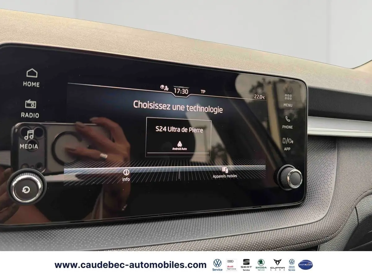Écran tactile multimédia 8,25'' de la Skoda Fabia 2025 affichant un menu de sélection de technologie.