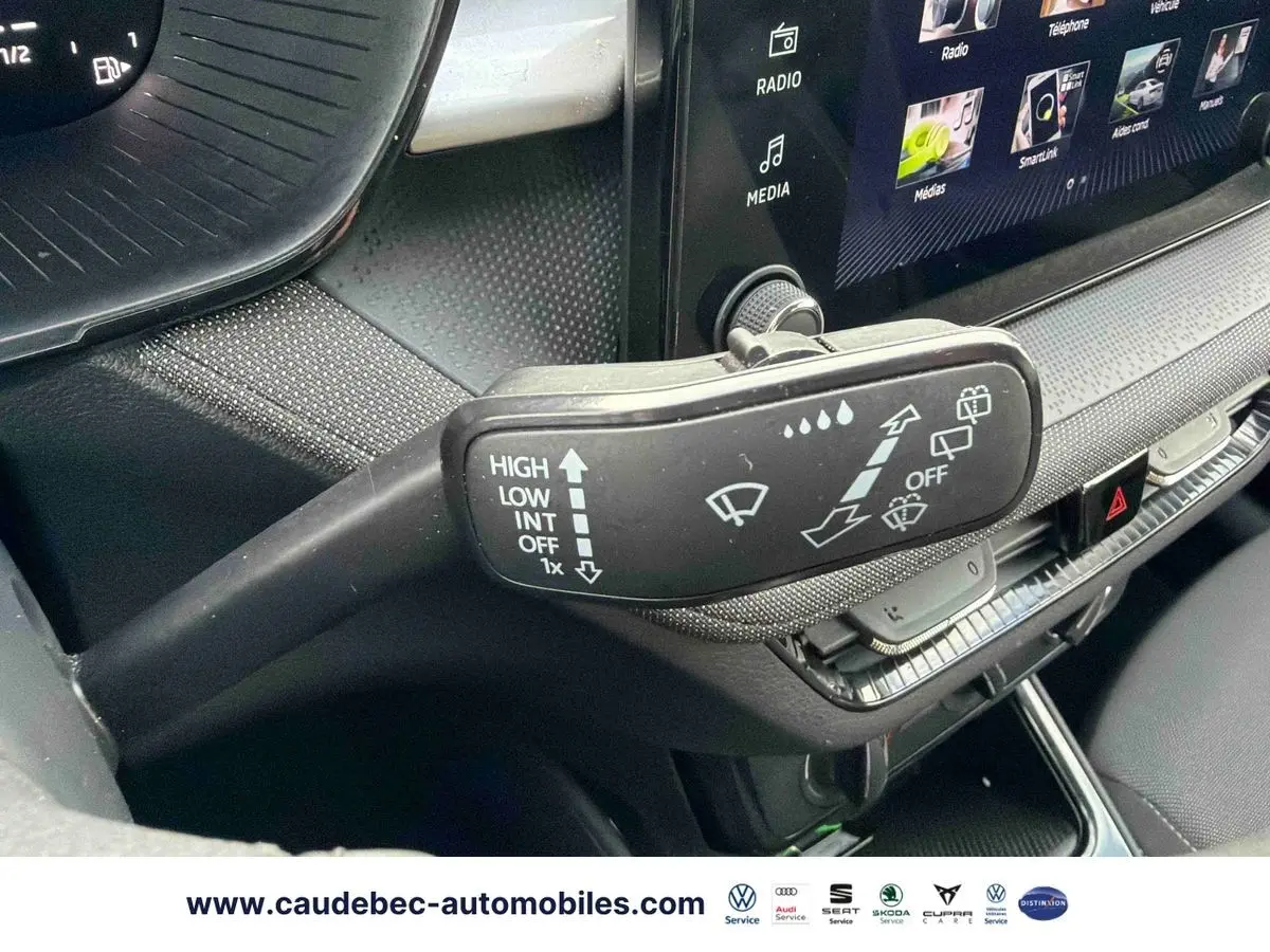 Gros plan sur la commande d’essuie-glace côté gauche du tableau de bord noir du Skoda Fabia 2025.