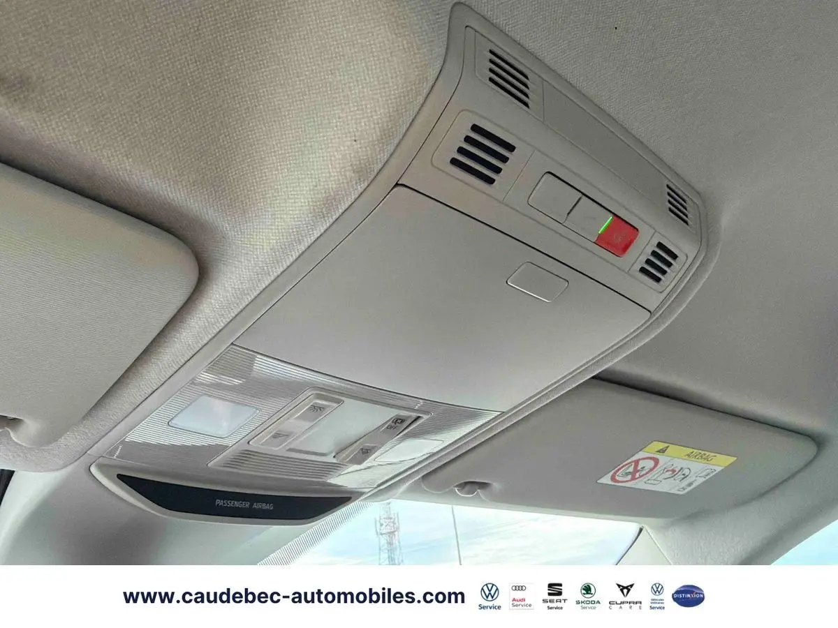 Vue intérieure du plafonnier gris clair avec commandes d’éclairage et alerte d’airbag du Skoda Fabia noir 2025.