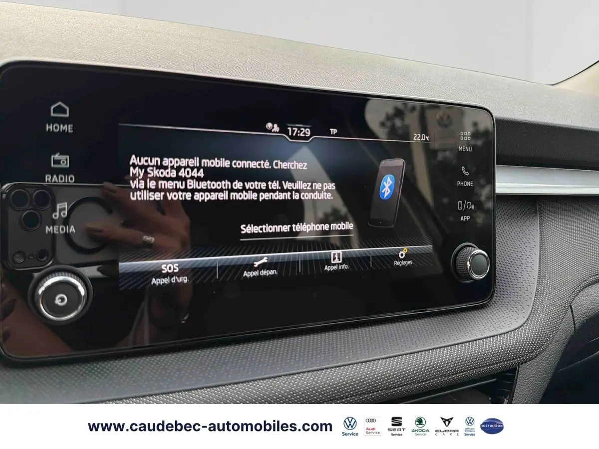 Écran tactile central 8,25'' de la Skoda Fabia 2025 avec interface Bluetooth et commandes autour.
