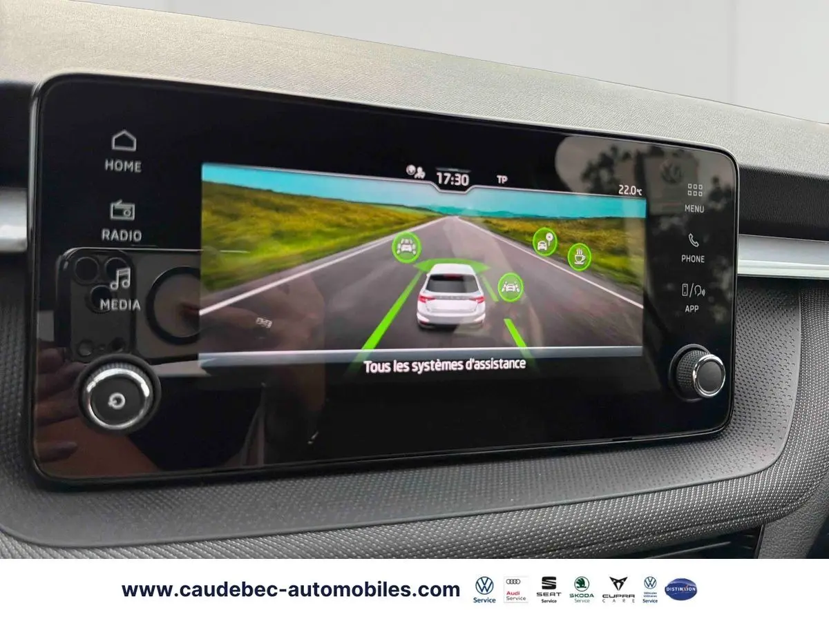 Écran tactile intérieur du Skoda Fabia 2025 affichant les systèmes d’assistance à la conduite.
