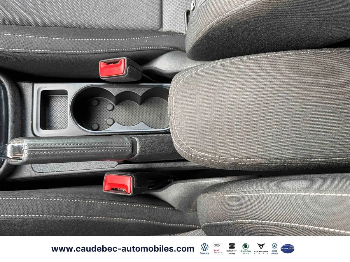 Vue plongeante sur la console centrale noire de la Skoda Fabia 2025, avec frein à main et accoudoir tissu.