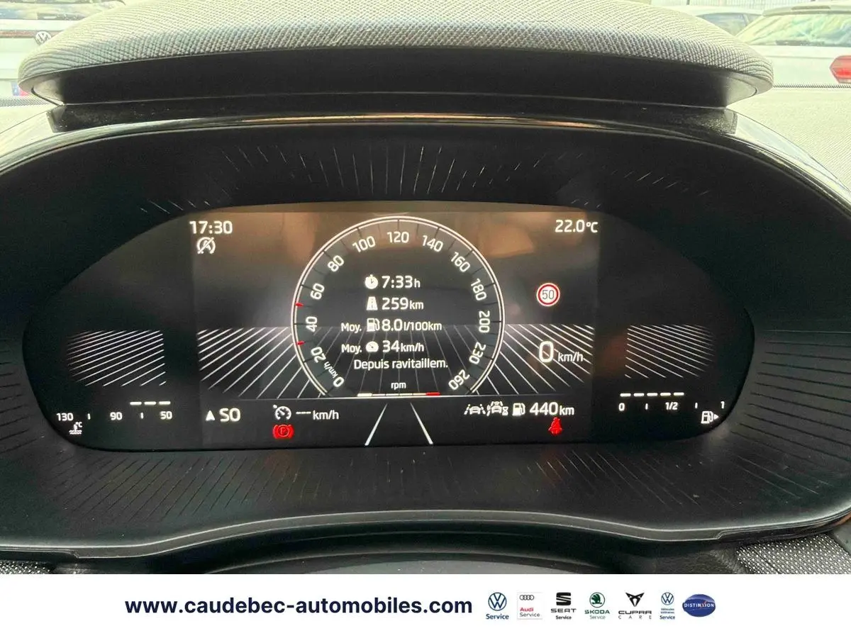 Affichage numérique du tableau de bord de la Skoda Fabia 2025, montrant vitesse, autonomie et température.