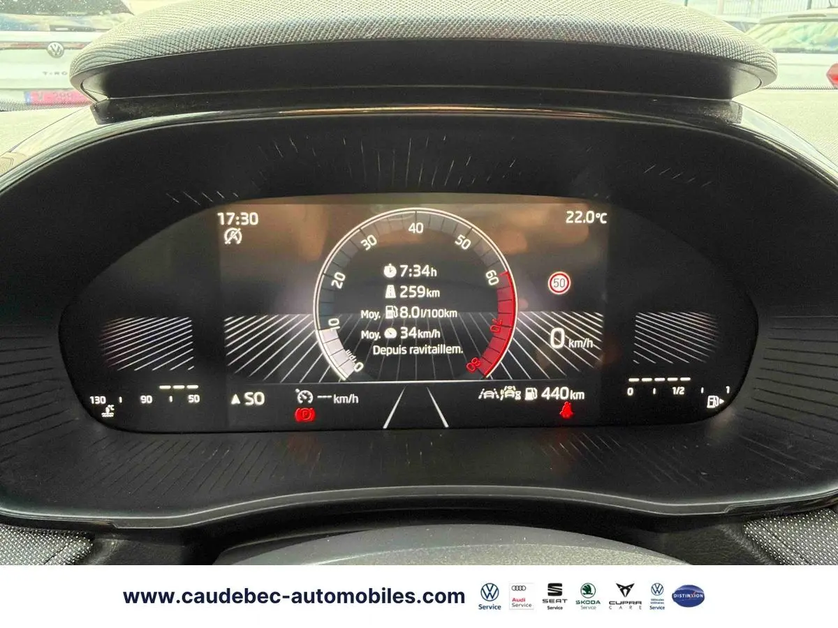 Vue rapprochée du tableau de bord numérique de la Skoda Fabia 2025 affichant la vitesse, la température et l'autonomie.