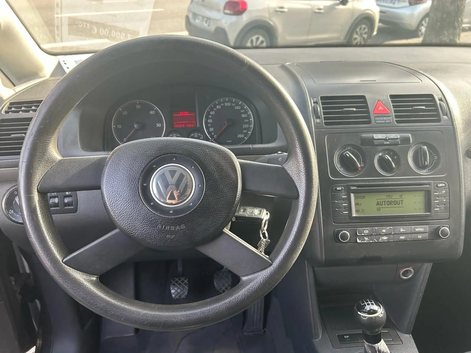 Vue intérieure du tableau de bord et volant noir d'un Volkswagen Touran 1.9 TDI 2004 avec boîte manuelle et radio intégrée.