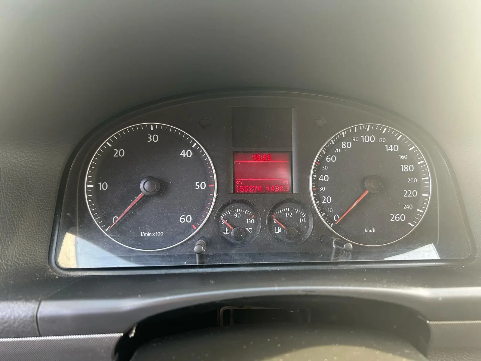 Tableau de bord du Volkswagen Touran 1.9 TDI gris de 2004, affichant compte-tours, vitesse et jauges en vue frontale.