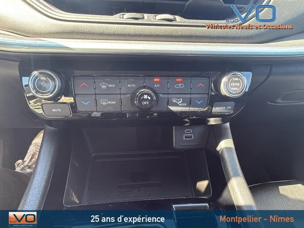 Console centrale avec commandes climatisation et port USB du Jeep Compass gris 2023 vue de face intérieure