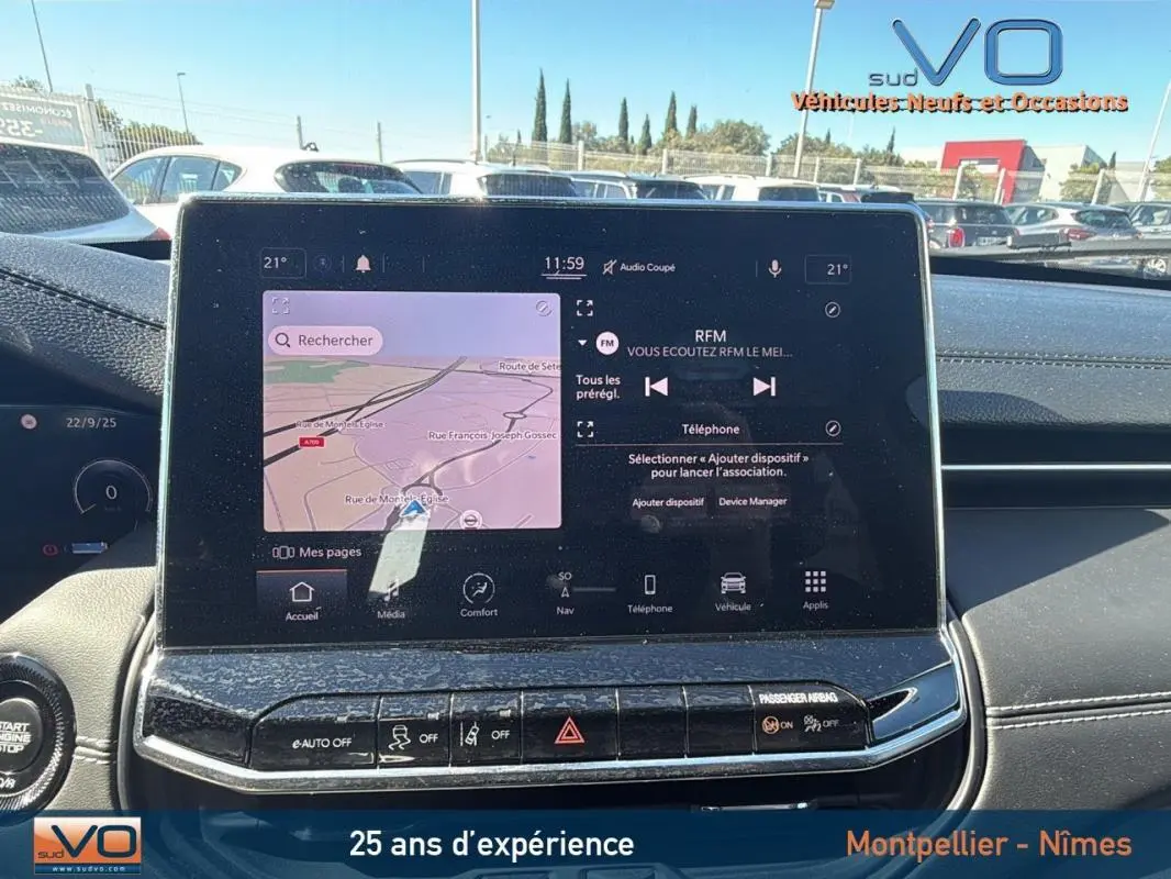 Écran tactile central du Jeep Compass gris 2023 affichant navigation et radio, intérieur moderne et lumineux