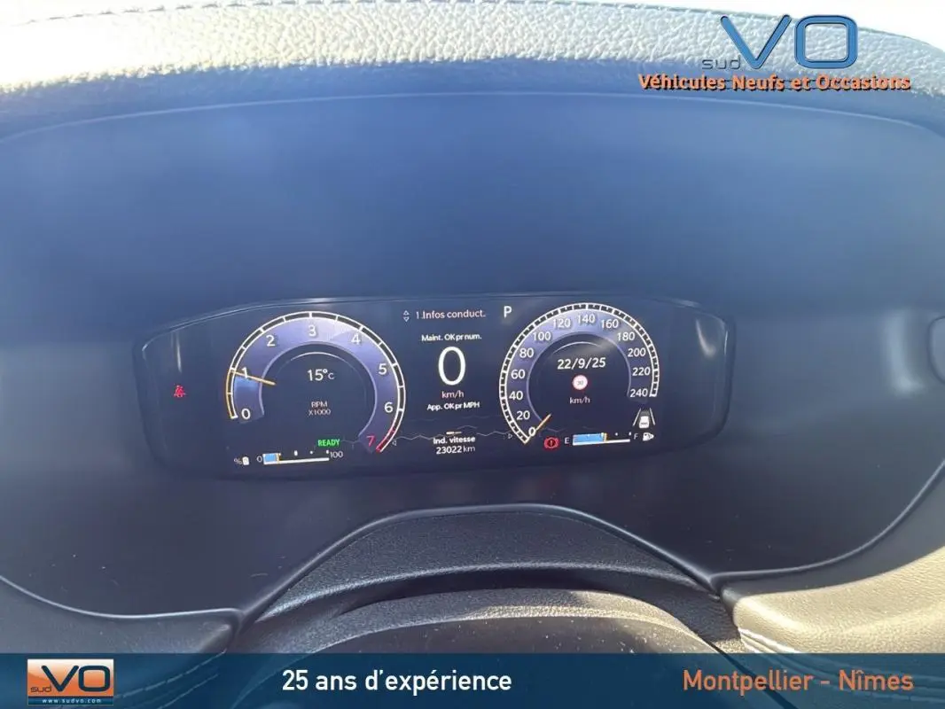 Tableau de bord numérique du Jeep Compass 2023 avec affichage digital des compteurs et informations de conduite.