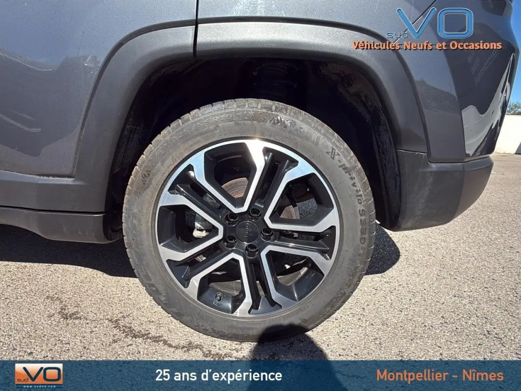 Gros plan sur la roue avant gauche du Jeep Compass gris 2023 avec jante alliage 18 pouces au design moderne.