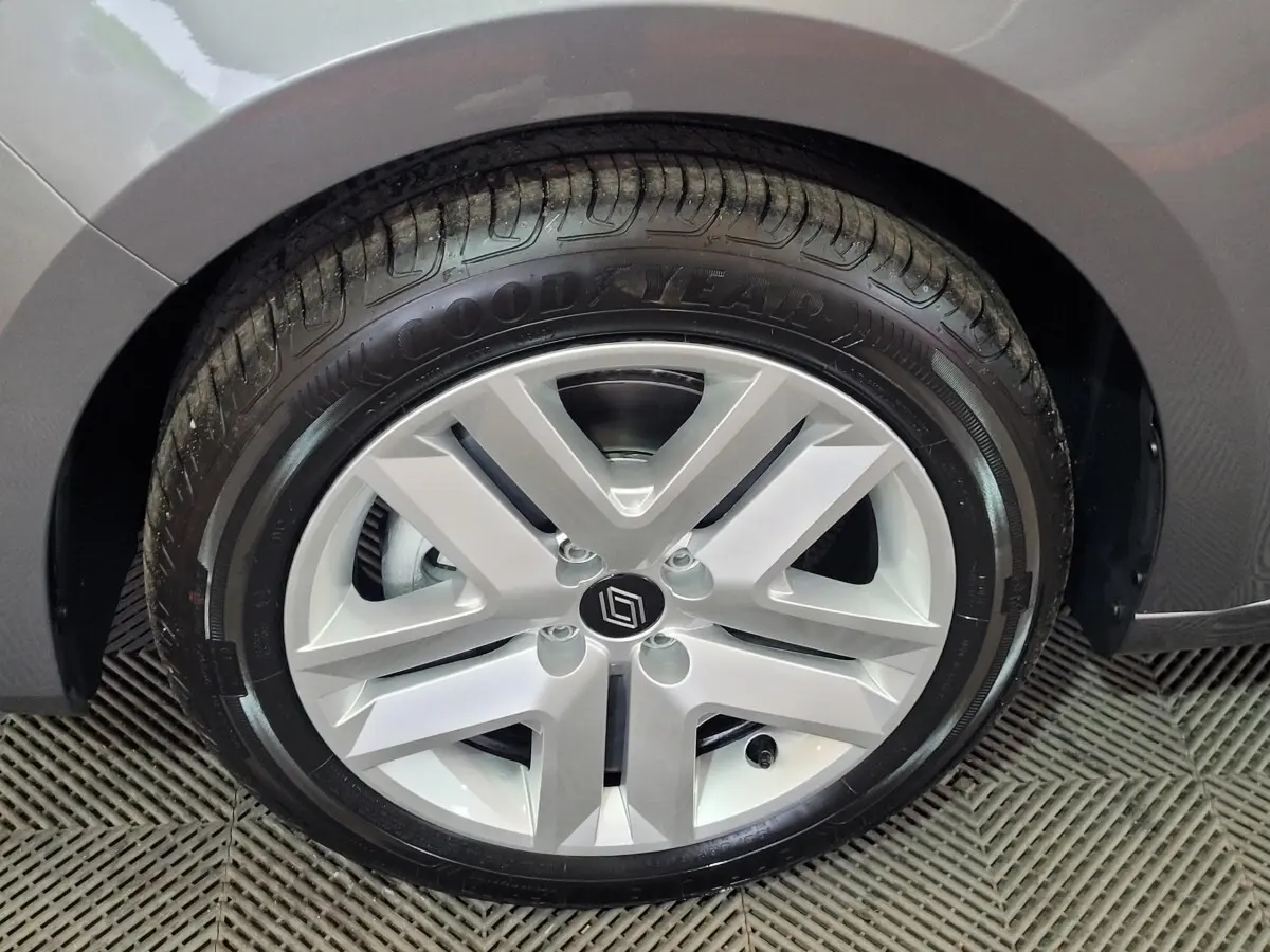 Gros plan sur la roue avant gauche gris foncé d'une Renault Clio Evolution Blue dCi 100 avec jante moderne à cinq branches.