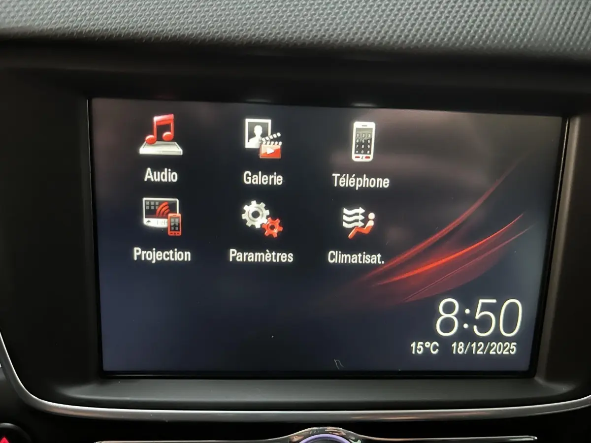Écran tactile 7 pouces de l’Opel Crossland X blanc, affichant menu audio, téléphone et climatisation.