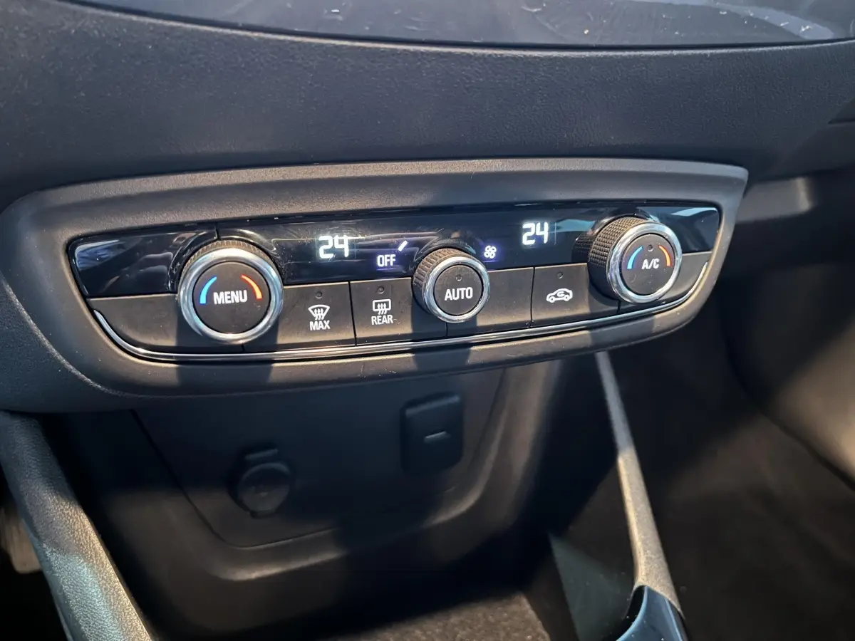 Gros plan sur la commande de climatisation automatique bi-zone de l’Opel Crossland X 2021, intérieur noir.