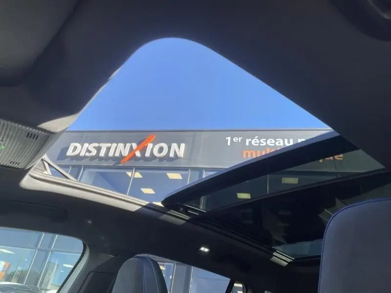 Vue intérieure du toit ouvrant panoramique du Volkswagen Tiguan gris métal 2025, version hybride rechargeable R-line.