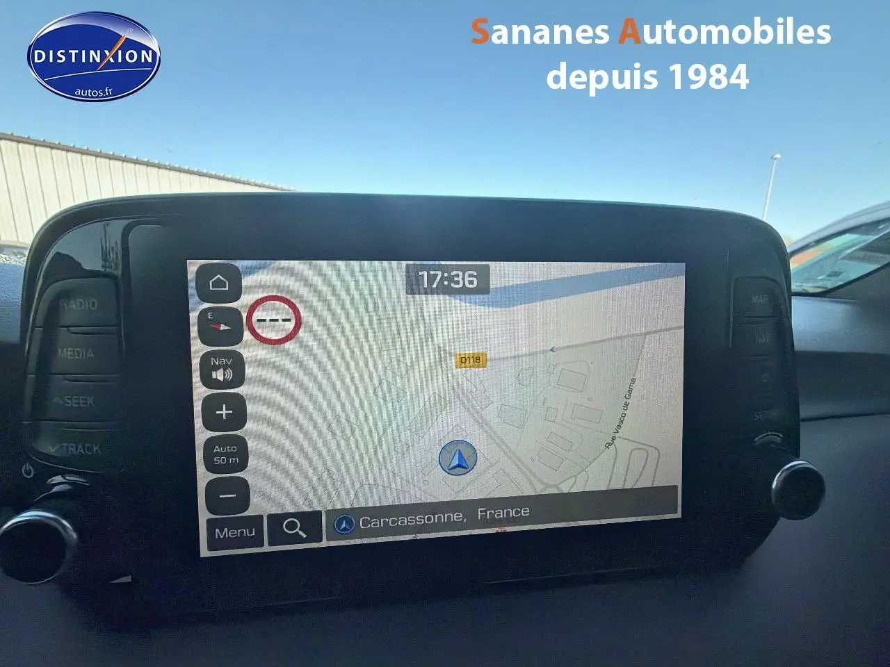 Vue de face de l'écran tactile du Hyundai Tucson gris foncé 2020 avec système de navigation affiché.