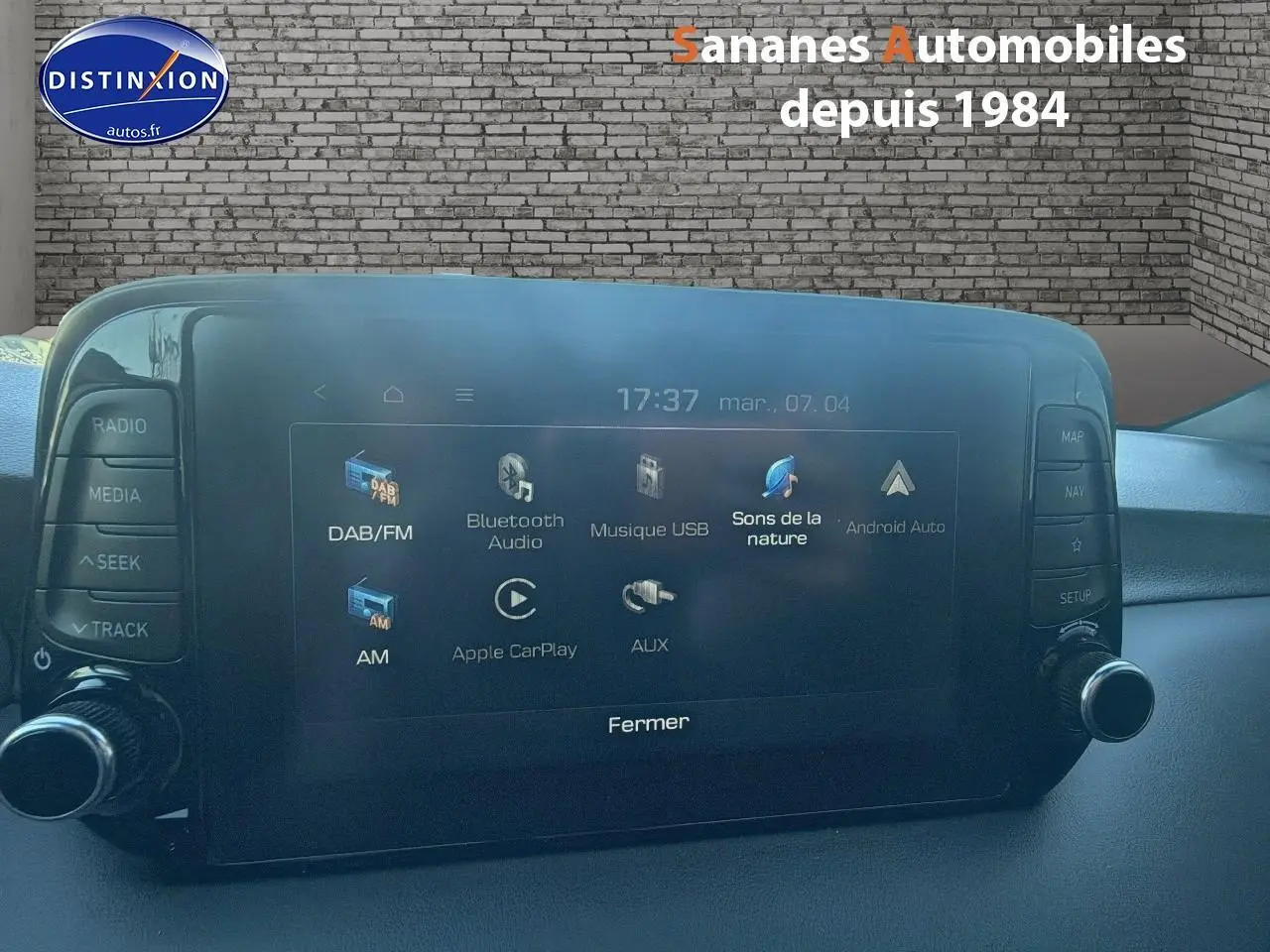 Vue intérieure centrée sur l'écran tactile multimédia du Hyundai Tucson 1.6 Hybrid 136 N Line de 2020.