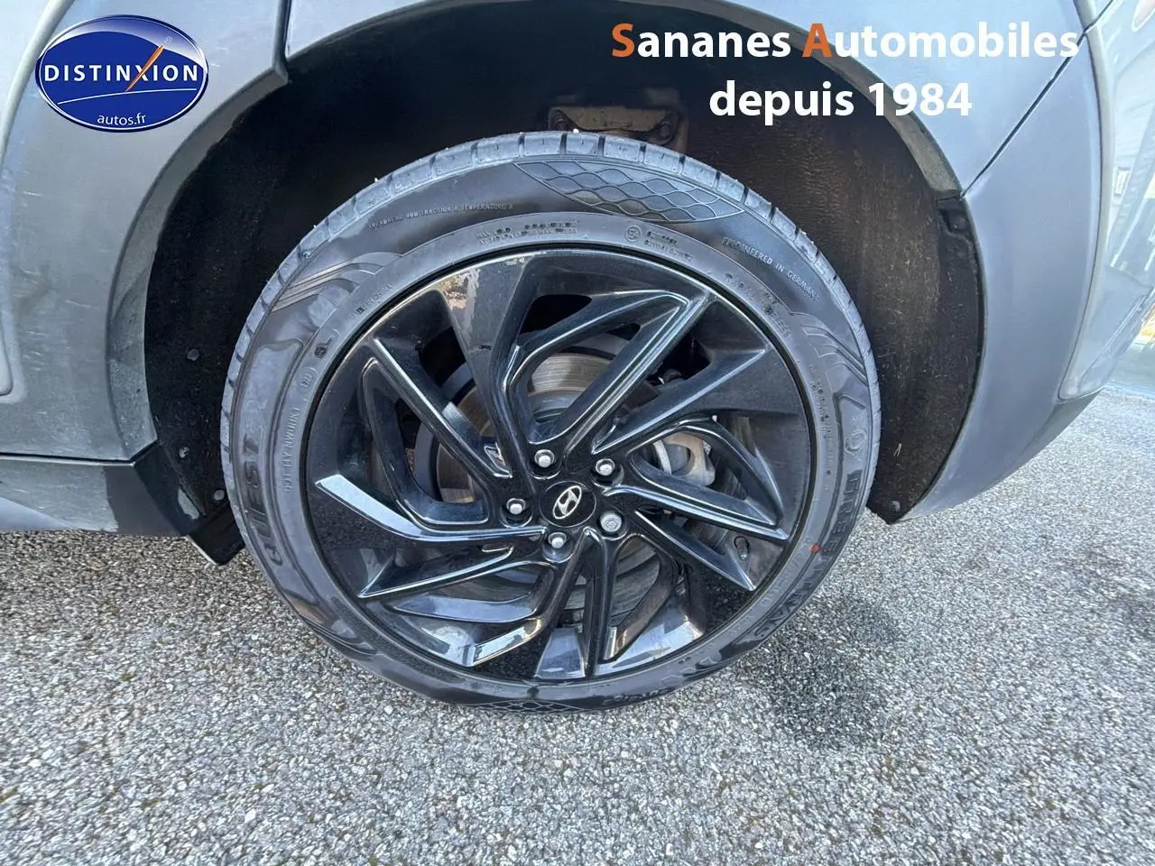 Gros plan sur la jante alliage noire du côté avant droit d'un Hyundai Tucson gris foncé N Line.