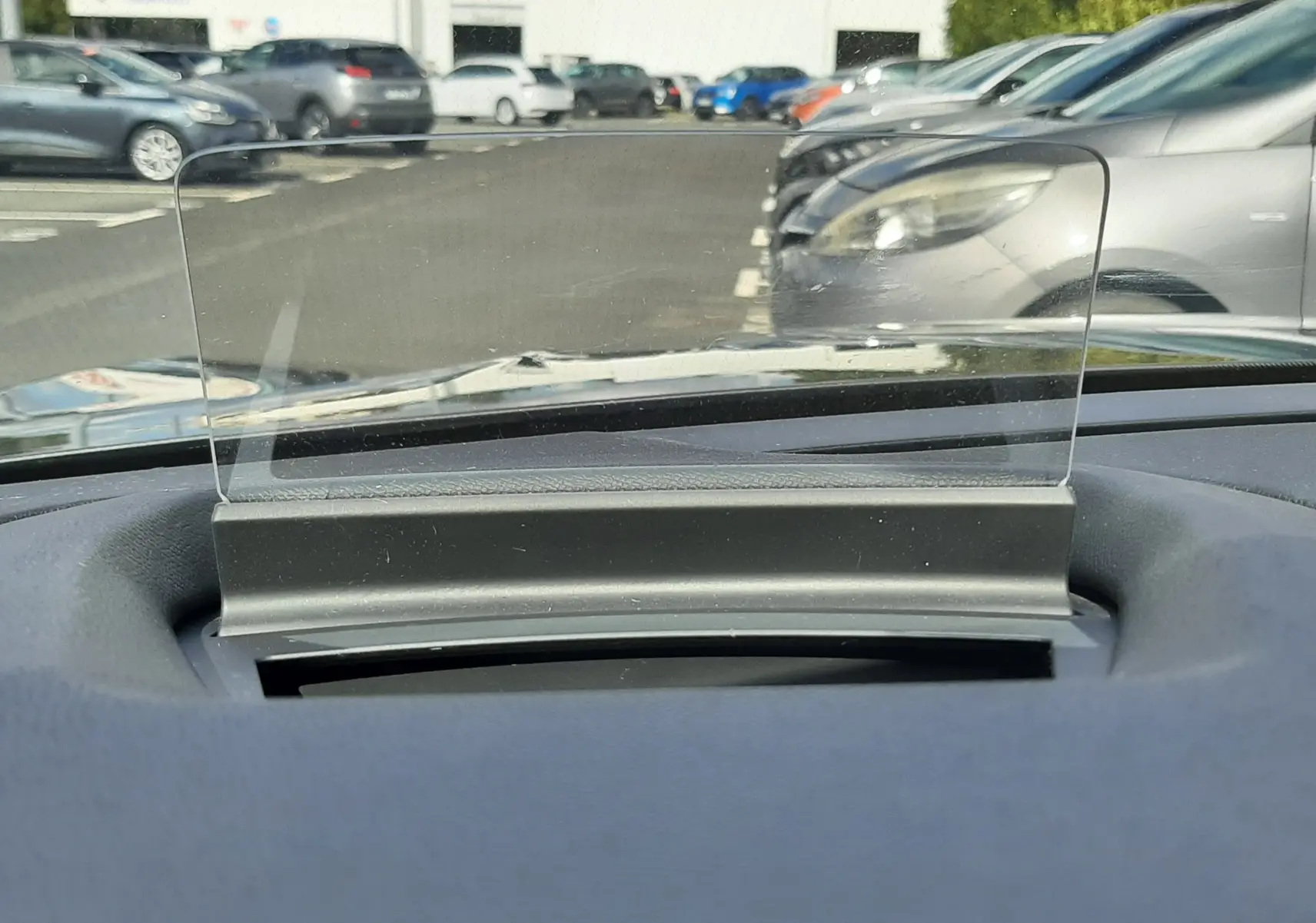 Vue intérieure du tableau de bord de la Citroën C4 2024, avec affichage tête haute transparent en position relevée.