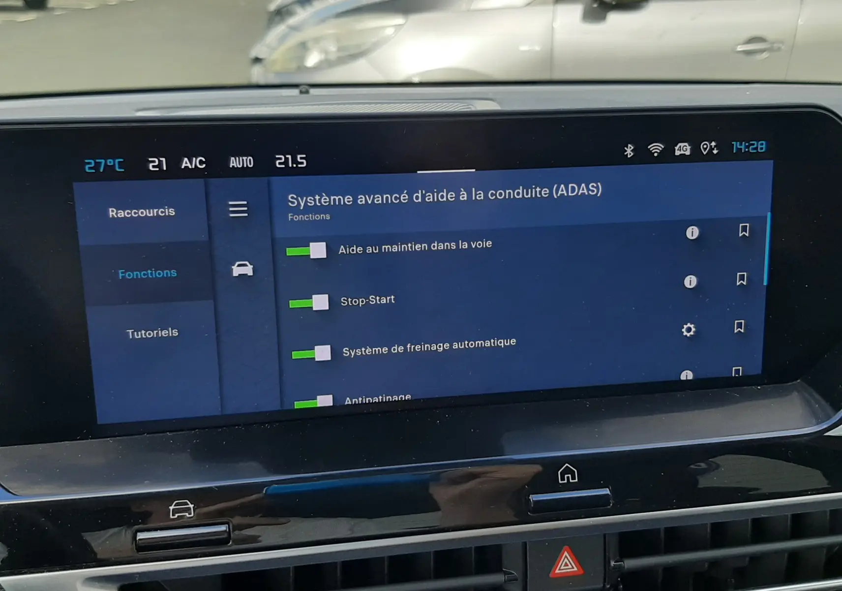 Écran tactile du système d’aide à la conduite dans l’habitacle d’une Citroën C4 gris, vue de face rapprochée.