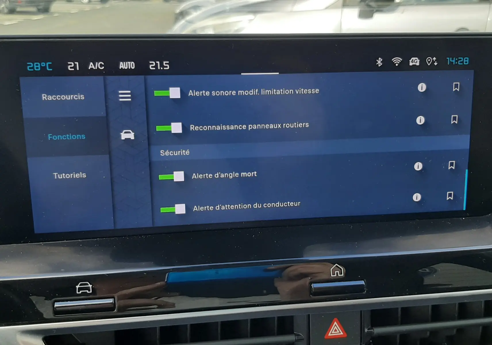 Écran central tactile du tableau de bord de la Citroën C4 2024 affichant les options de sécurité activées.