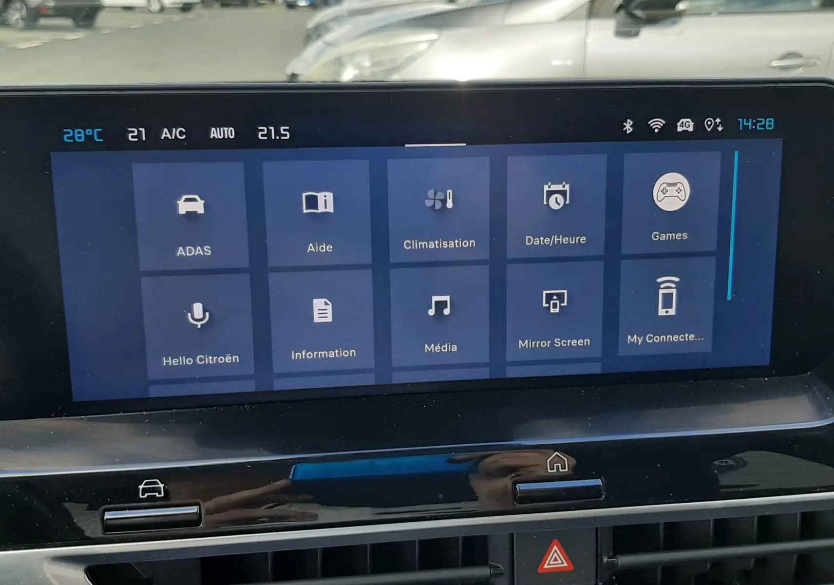 Écran tactile central de la Citroën C4 2024 affichant le menu principal avec commandes climatisation et aides à la conduite.