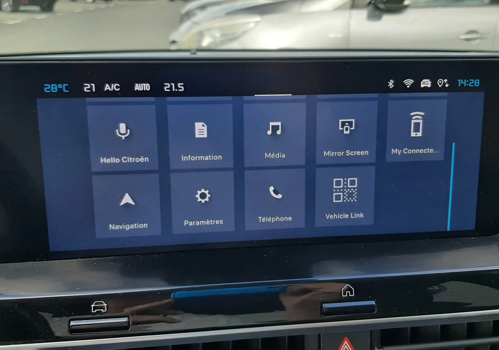 Écran tactile central de la Citroën C4 2024 gris, affichant le menu principal avec options multimédia et navigation.