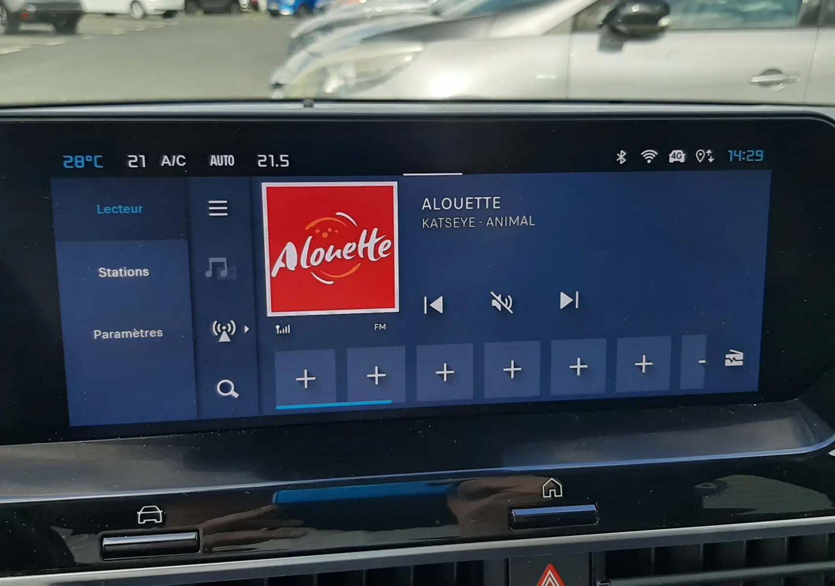 Écran tactile central du tableau de bord de la Citroën C4 2024 affichant la radio Alouette, avec commandes et aérateurs visibles.