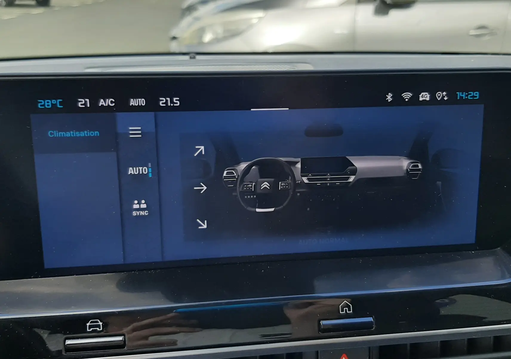 Écran tactile intérieur de la Citroën C4 2024 montrant le tableau de bord digital avec commandes de climatisation.