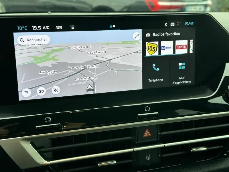 Écran tactile central du tableau de bord du Citroën C4 X 2025 en gris Mercury, affichant la navigation et les radios favorites.