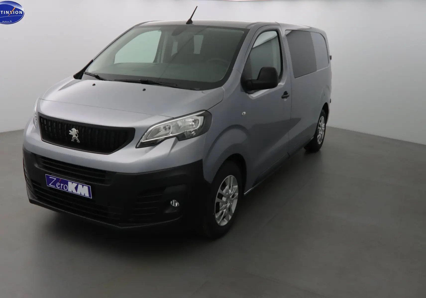 Peugeot Expert Cabine Approfondie gris Artense métal en vue 3/4 avant droit dans un studio lumineux.