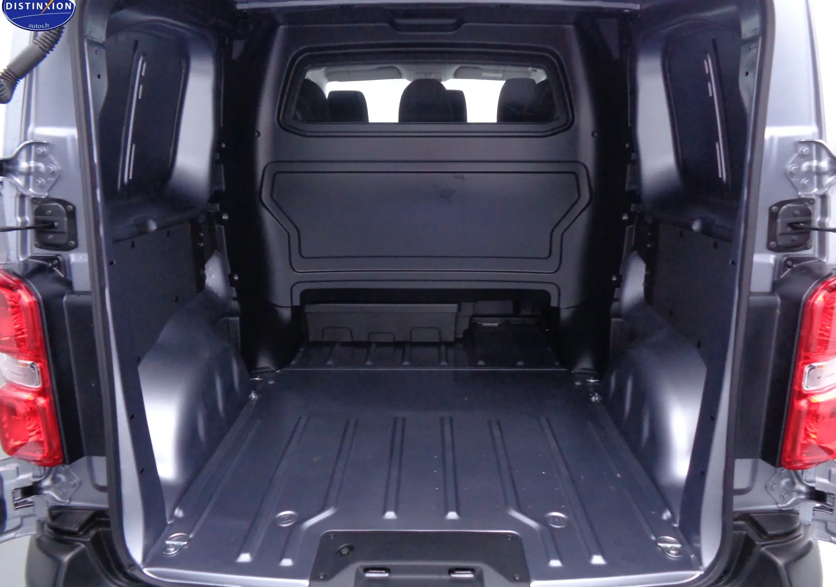 Vue arrière ouverte du Peugeot Expert Cabine Approfondie gris Artense Metal, montrant l'espace de chargement vide et les feux arrière rouges.