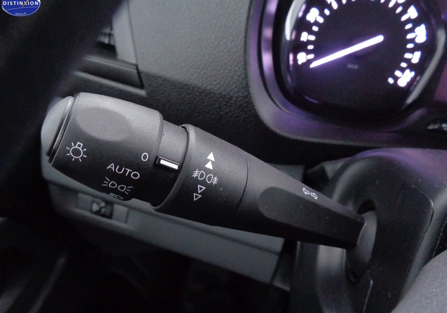 Gros plan sur la commande des feux et clignotants dans l'habitacle du Peugeot Expert Cabine Approfondie gris 2023.