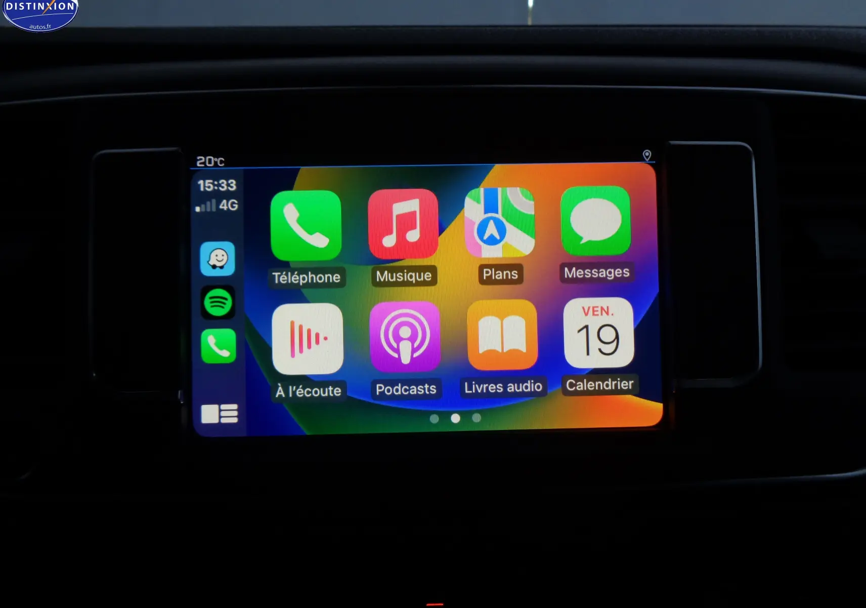Écran tactile central allumé du Peugeot Expert Cabine Approfondie gris, affichant les applications connectées.