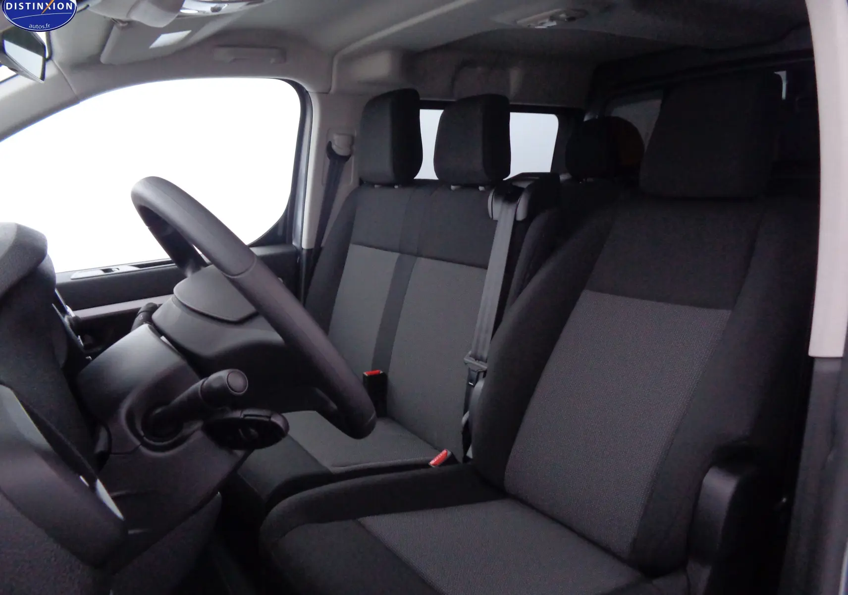 Intérieur du Peugeot Expert Cabine Approfondie 2023, vue côté conducteur sur sièges tissu gris noir et volant.