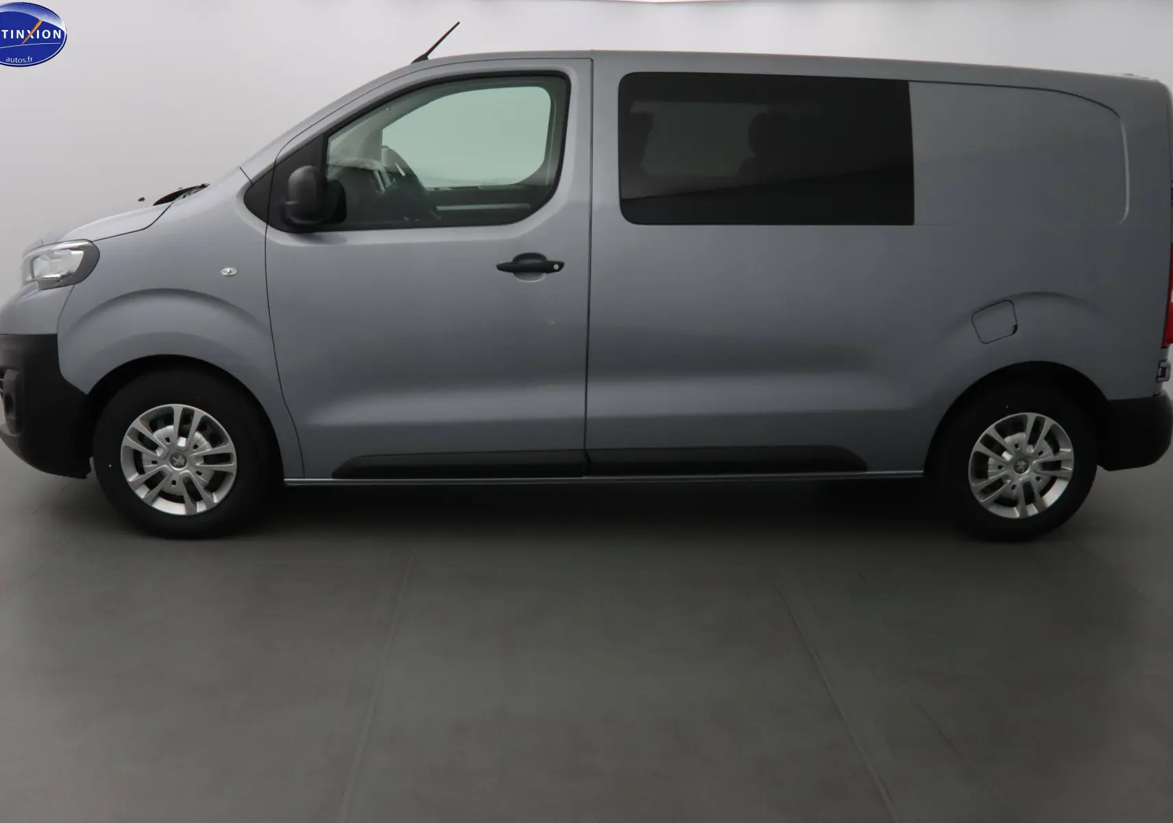 Profil côté gauche d'un Peugeot Expert Cabine Approfondie gris Artense métal, version confort+, avec vitres teintées arrière.