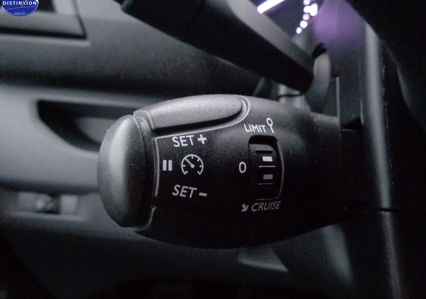 Gros plan sur la commande de régulateur de vitesse du Peugeot Expert Cabine Approfondie gris Artense, intérieur sombre.