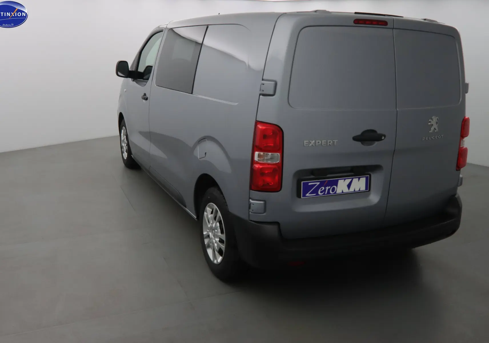 Peugeot Expert cabine approfondie gris Artense métal vu en 3/4 arrière droit, avec portes arrière fermées et feux rouges.