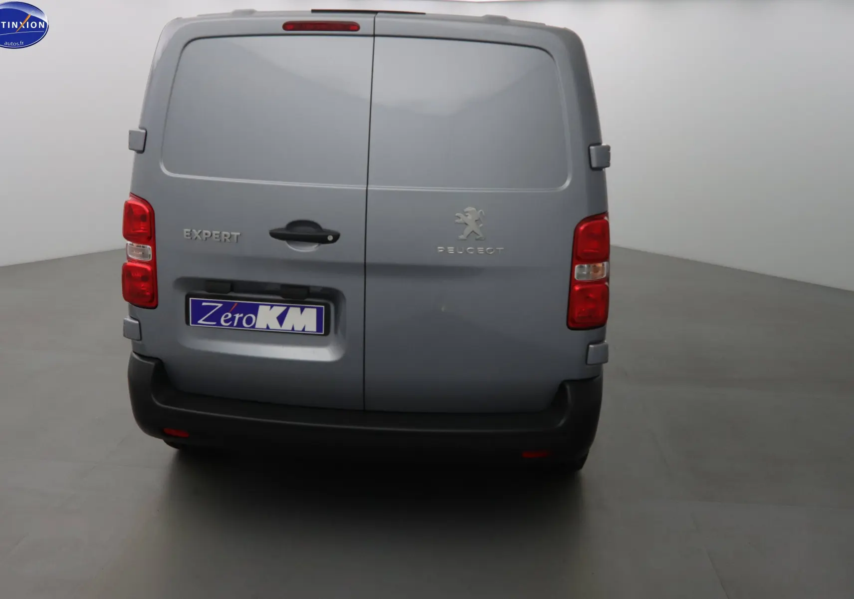 Vue arrière du Peugeot Expert Cabine Approfondie gris Artense métallisé, avec portes battantes et feux rouges verticaux.