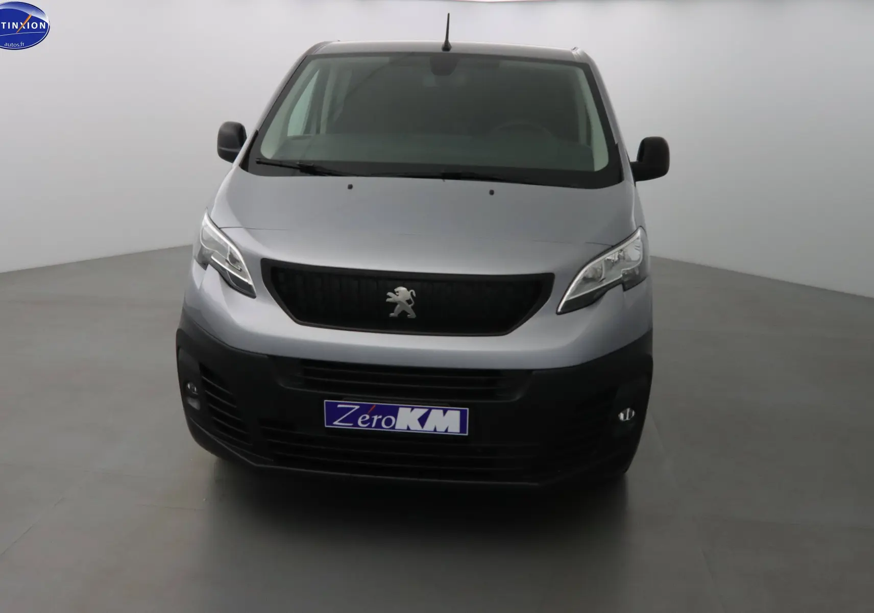 Vue frontale d'un Peugeot Expert Cabine Approfondie gris Artense métallisé avec calandre noire et logo lion central.