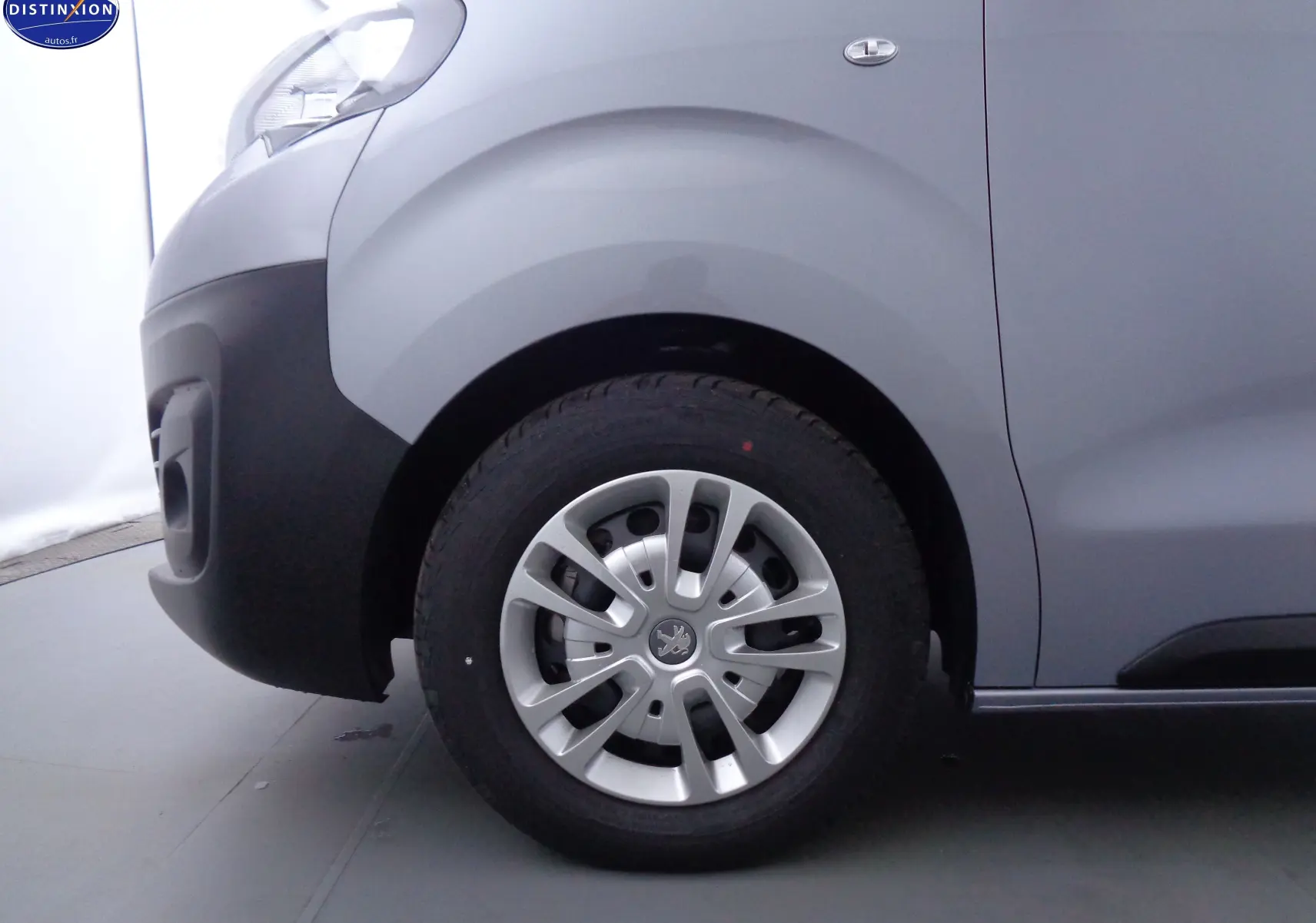 Gros plan sur la roue avant gauche d'un Peugeot Expert Cabine Approfondie gris Artense métal avec jante argentée.