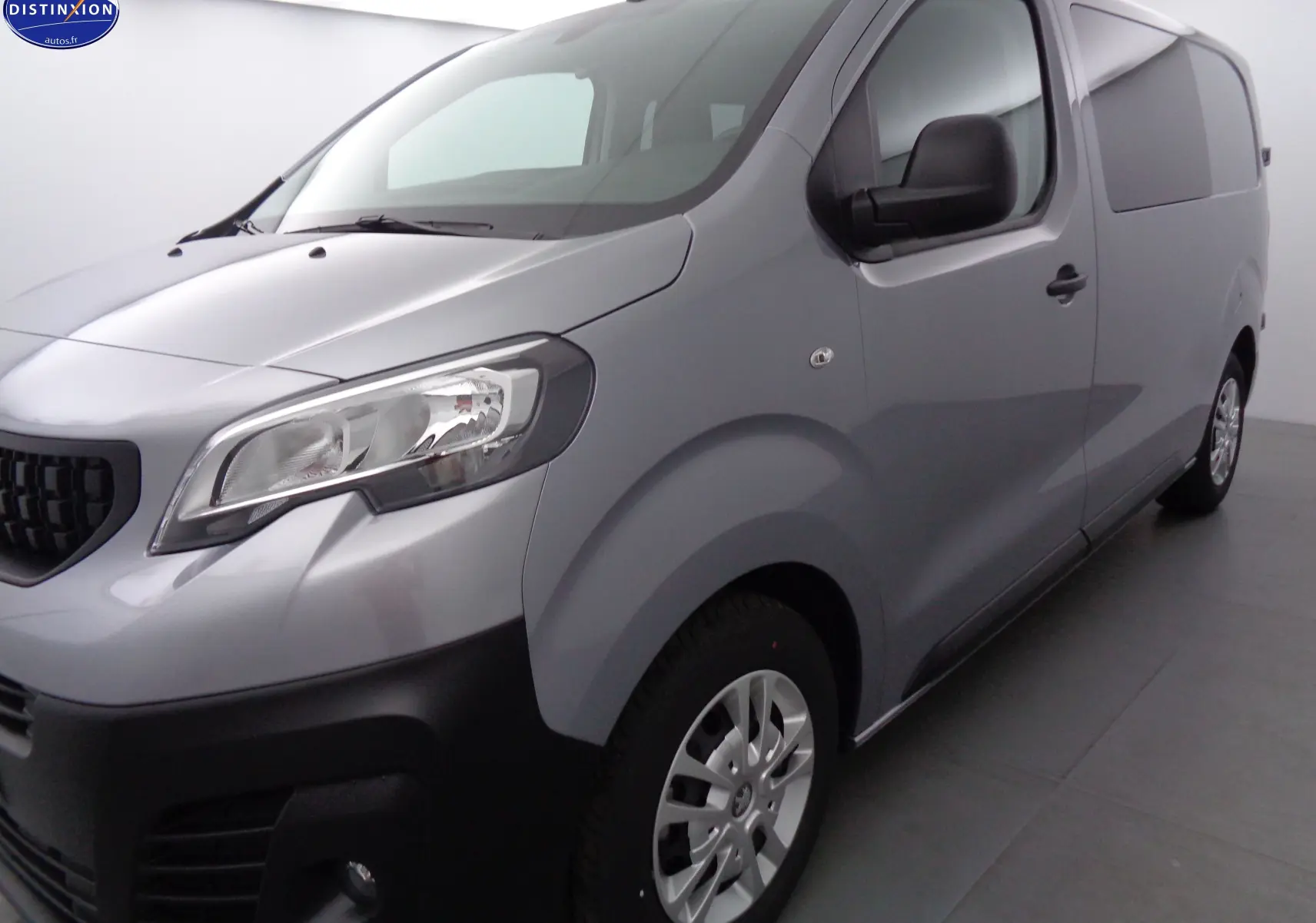 Peugeot Expert cabine approfondie gris Artense métal vu en 3/4 avant droit, avec calandre noire et jantes argentées.