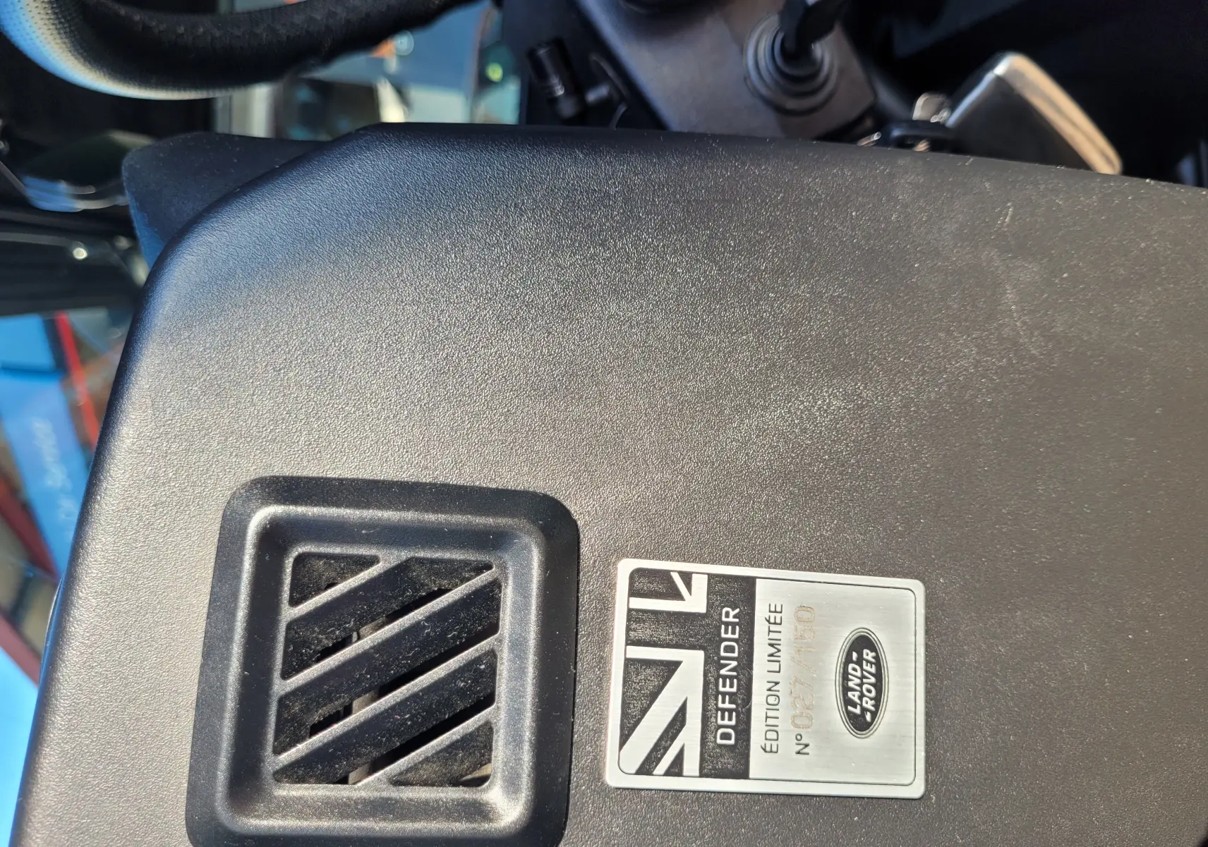 Plaque édition limitée Land Rover Defender 110 gris, détail intérieur avec numéro de série gravé sur métal.