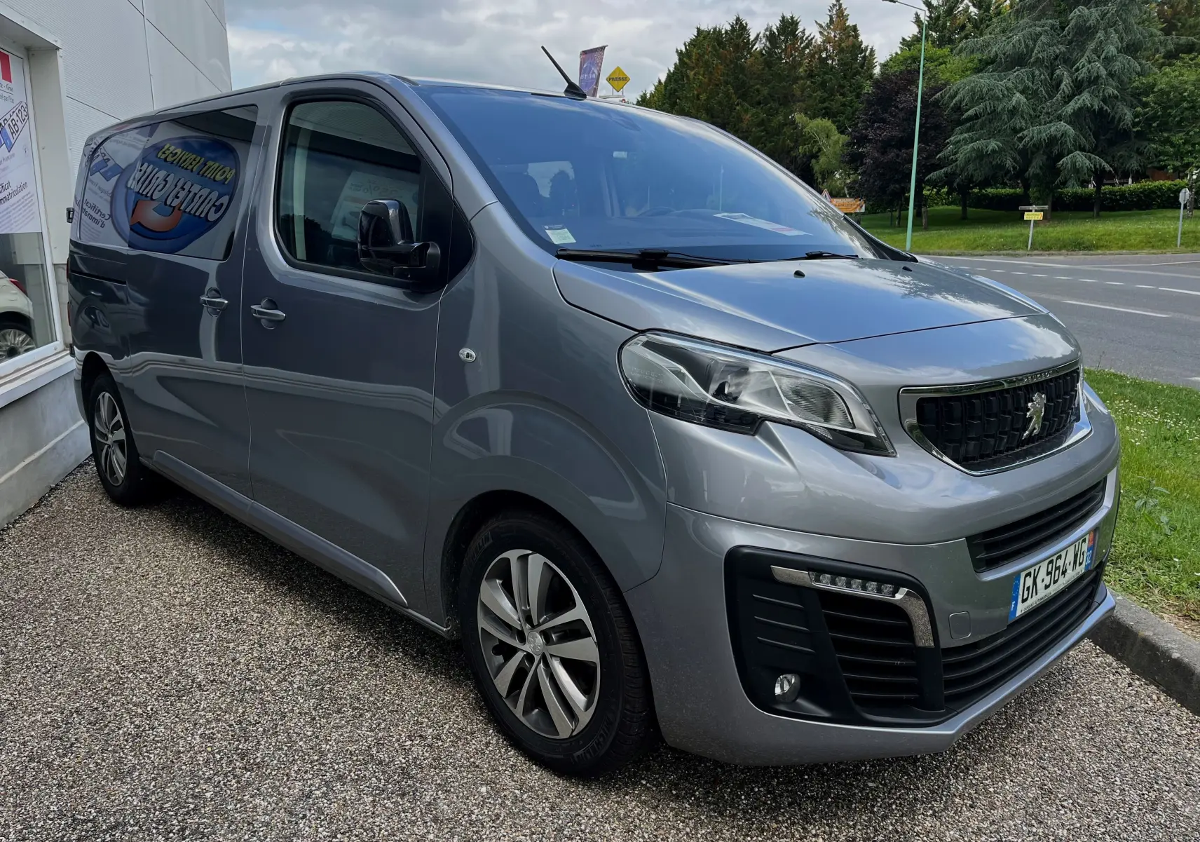 Vue 3/4 avant droit d'un Peugeot Expert cabine approfondie gris métallisé, avec calandre noire et jantes alliage.