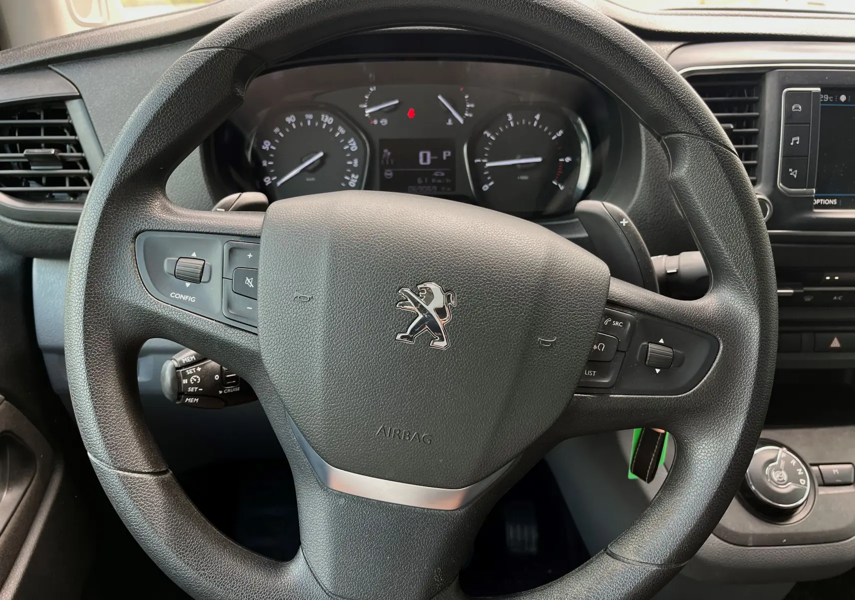 Vue rapprochée du volant noir du Peugeot Expert 2022 avec tableau de bord et commandes intégrées visibles.