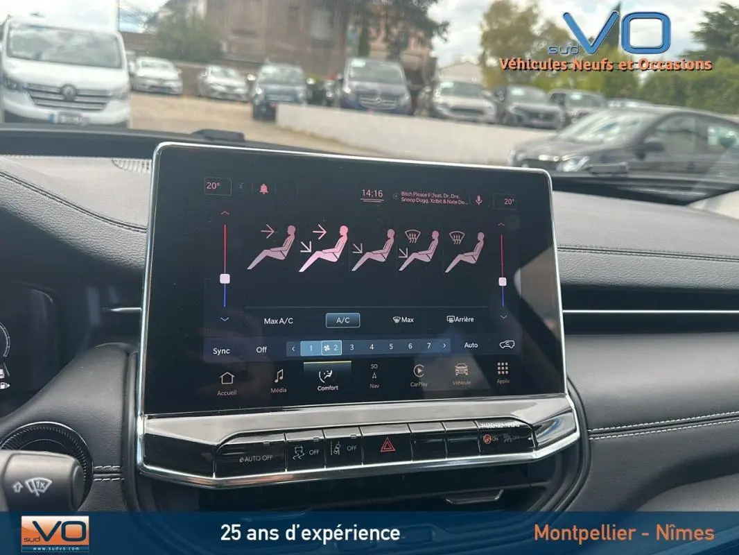 Écran tactile du tableau de bord du Jeep Compass bleu 2023 affichant les réglages de climatisation et confort.