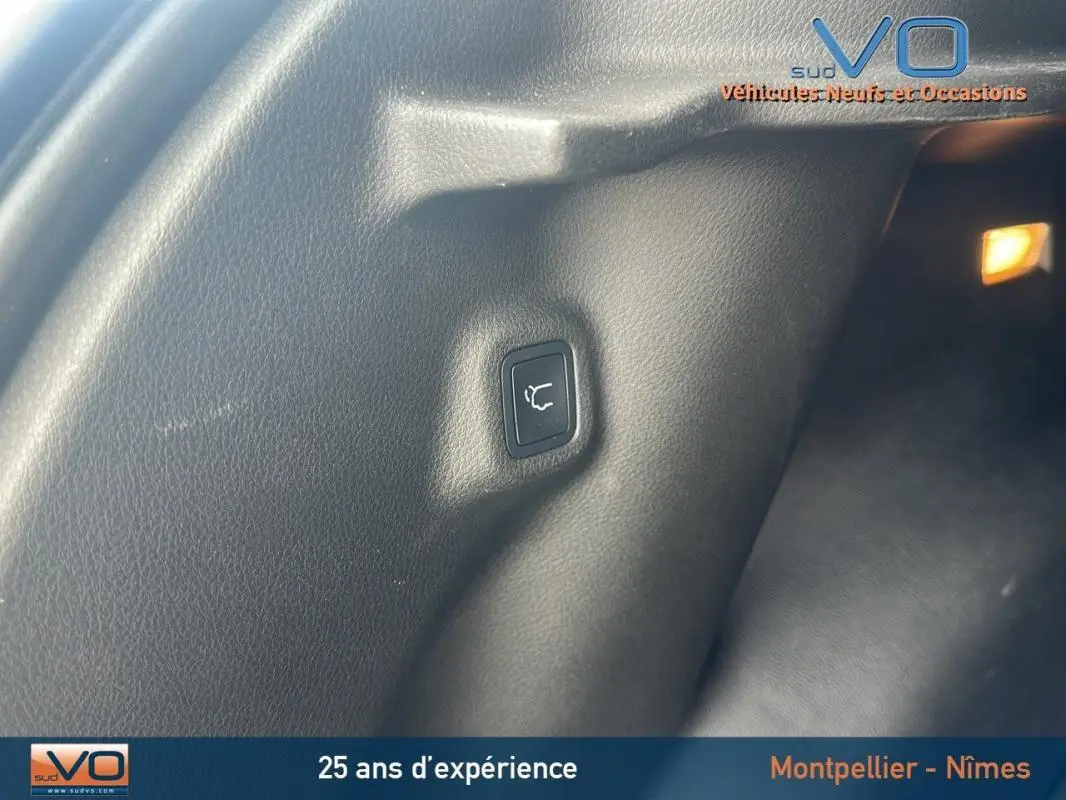 Bouton d'ouverture électrique du coffre dans le coffre du Jeep Compass bleu 2023 version Limited.