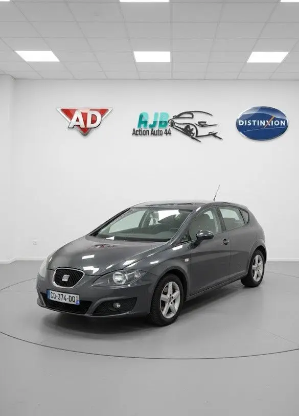 SEAT LEON II noire vue en 3/4 avant droit dans un showroom avec jantes alliage 5 branches.