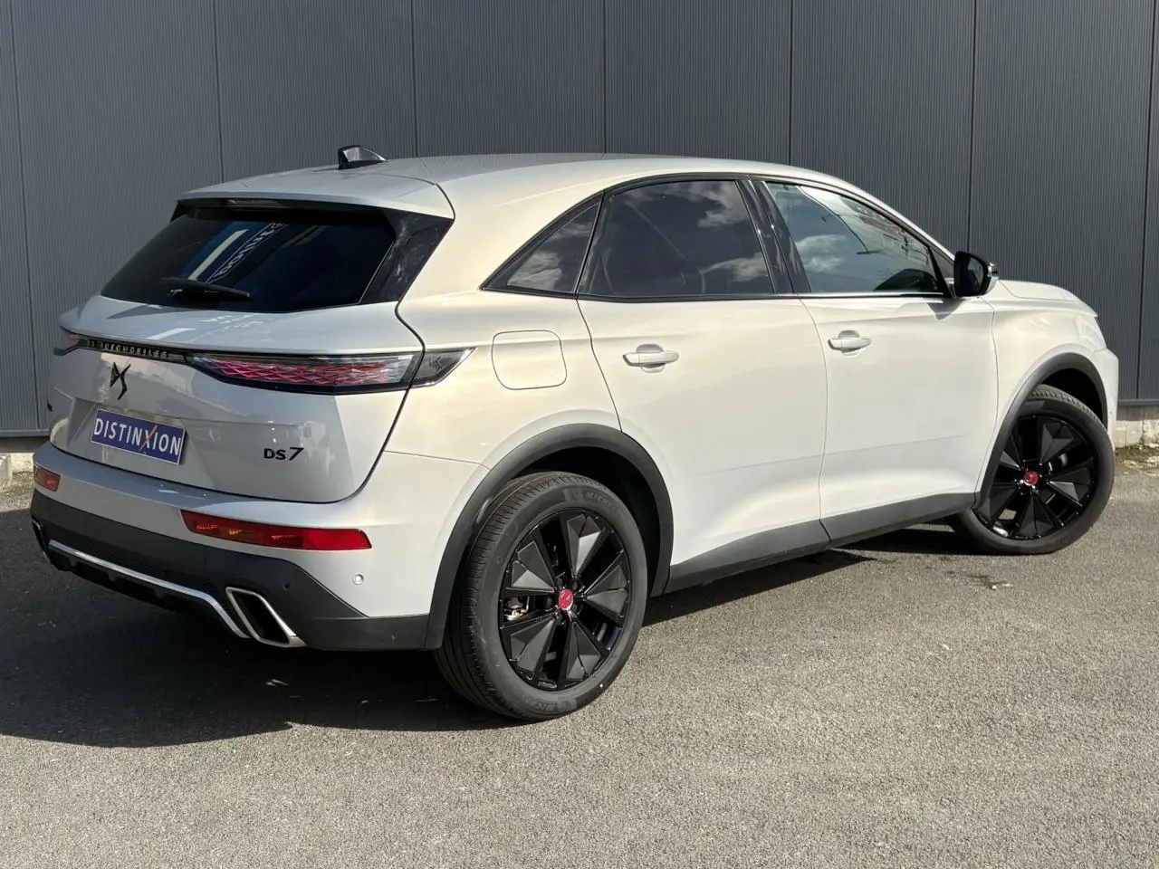 DS7 1.6 E-Tense 225 en Cristal Pearl, vue 3/4 arrière droit, jantes alliage noires et feux arrière LED 3D.